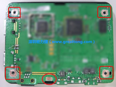 手動(dòng)去綠漆。使用傳統(tǒng)的刀片去除綠漆后的效果。