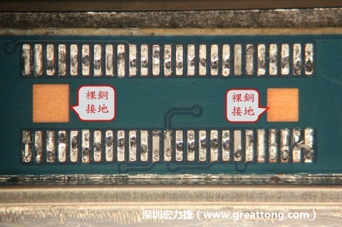 把板對板連接器全部移除，發(fā)現(xiàn)其下方板子共有兩個裸銅的方形設(shè)計。