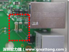 有人認(rèn)為電容旁邊已經(jīng)有螺絲將電路板固定于機(jī)殼上了，不應(yīng)該發(fā)生電路板彎曲的現(xiàn)象才對。