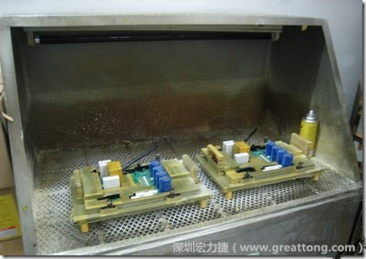 使用噴涂(Spraying)方式作業(yè)conformal coating時，需設(shè)備抽真空的設(shè)備，否則噴涂的物質(zhì)會飄散到空氣當(dāng)中，影響人體的健康。