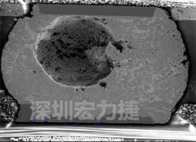 錫球氣泡大到足以影響到焊接的品質，下圖是錫球切片后的剖面，可以很明顯看到氣泡已經有錫球的 1/3 大了