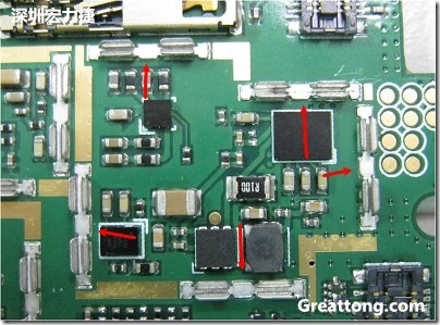 圖中顯示一塊電路板使用這種屏蔽夾(shielding clip)的實(shí)例。基本上我們?cè)趶澖堑牡胤蕉荚O(shè)計(jì)擺放了一個(gè)屏蔽夾，這樣可以讓作業(yè)員比較方便安裝屏蔽罩(shielding can)時(shí)的對(duì)位準(zhǔn)確。然后在其他沒有屏蔽夾的地方也設(shè)計(jì)了一些接地的布線，一來可以稍微提升屏蔽罩的電磁隔絕能力，另一方面也可以為屏蔽夾無效時(shí)，馬上可以更改為屏蔽框，而無需要重新設(shè)計(jì)電路板。
