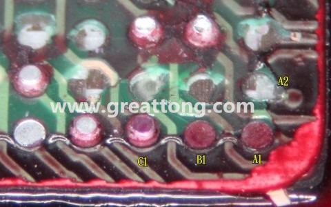 下圖是紅墨水測(cè)試后將PCB板子拿回來(lái)側(cè)一個(gè)角度拍攝的照片，就可以很清楚的看到錫球黏在PCB端，或不在PCB端。