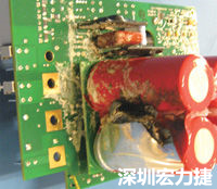 元件選擇不當(dāng)導(dǎo)致大量電流或電壓流經(jīng)電路，將會發(fā)生像這個燒融電容器的損壞情形。