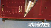 連接器邊緣稍突出于電路板的邊緣。
