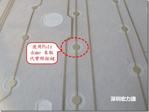 仔細(xì)看下面的第一張圖片，在圓形的節(jié)點(diǎn)旁邊有個(gè)圓形的開(kāi)口，這個(gè)開(kāi)口墊高了鍵盤(pán)按鍵的接觸點(diǎn)線路。
