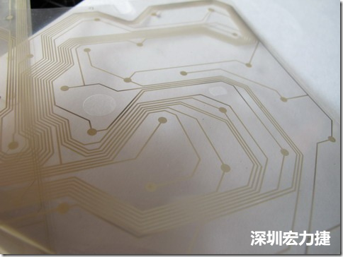 下面第二個(gè)圖則是另一片也有著按鍵線路的PTF，當(dāng)上、下兩面PTF的按鍵結(jié)點(diǎn)互相接觸后就可以計(jì)算出是哪個(gè)按鍵被按下了?？墒钱?dāng)按鍵沒(méi)有按下時(shí)，上下兩片PTF的線路則是分開(kāi)的，所以上圖那片PTF的線路上面其實(shí)還另外覆蓋了另一層透明的PET作為絕緣層，只露出了需要在鍵盤(pán)按下時(shí)才會(huì)碰觸的接觸點(diǎn)，因?yàn)檫@些材質(zhì)使用的都是Polymer，所以才撐這樣的技術(shù)為Polydome(聚合簧片)。