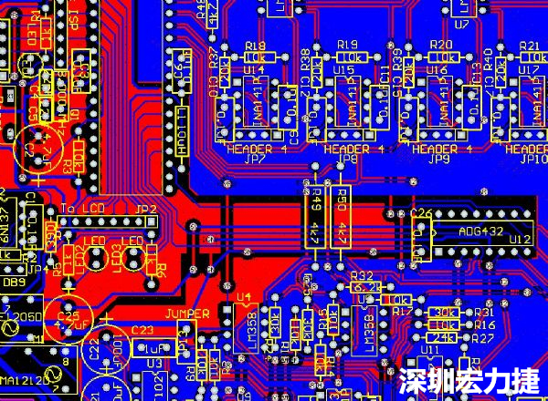 一般產(chǎn)品的PCB設(shè)計(jì)，多數(shù)先決定元件布局，再進(jìn)行線路連接，于元件位置就先改善干擾問(wèn)題，再?gòu)木€路細(xì)節(jié)著手改善產(chǎn)品。