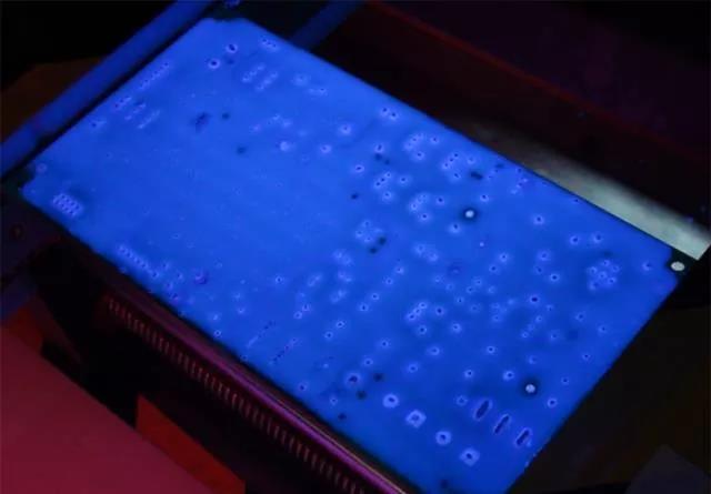 經(jīng)過(guò)涂覆工藝后的PCB，在紫光燈下的拍攝效果，原來(lái)coating也可以這么美！