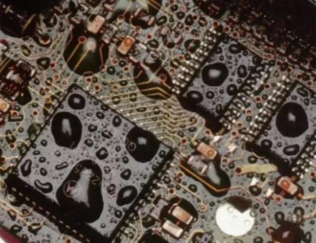 經(jīng)過(guò)涂覆工藝后的PCB，在表面形成透明的保護(hù)膜，能有效防止水珠和潮氣侵入，避免漏電和短路。