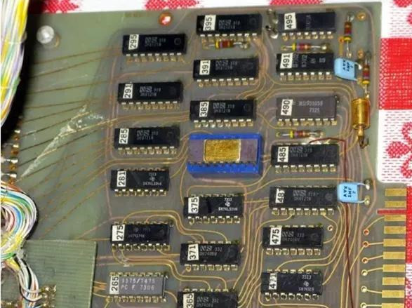 1972年開(kāi)發(fā)的一塊基于Intel 8008的計(jì)算機(jī)中的印刷電路板。(資源來(lái)源：DigiBarn計(jì)算機(jī)博物館)